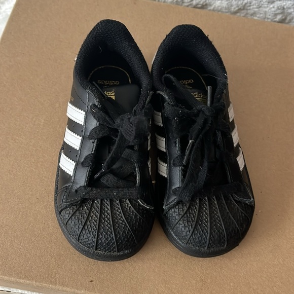 Kids Adidas black and white stripe superstar sneakers size 7k - Picture 4 of 6